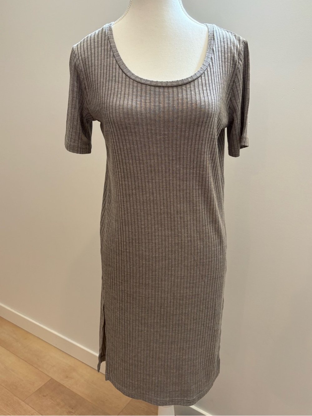 Ribbed Scoop-Neck Midi Dress in Taupe